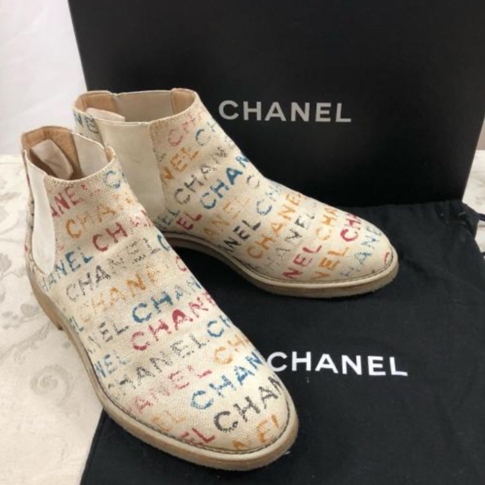 🆕 Chanel graffiti signature Boots 👢